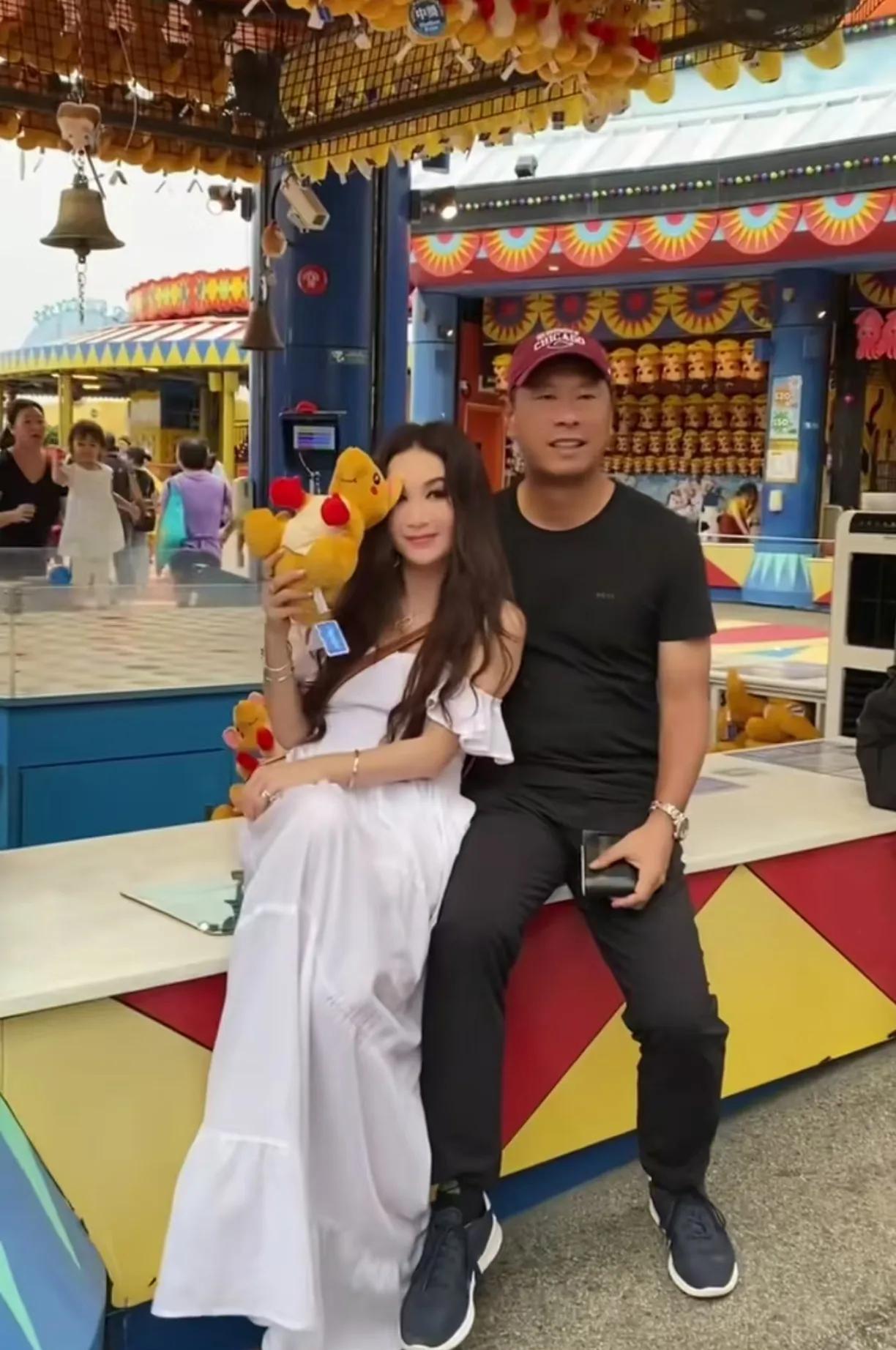 温碧霞找的这个老公，第一眼看起来，也不像是富豪，很土也没有气质！感觉非常普通的