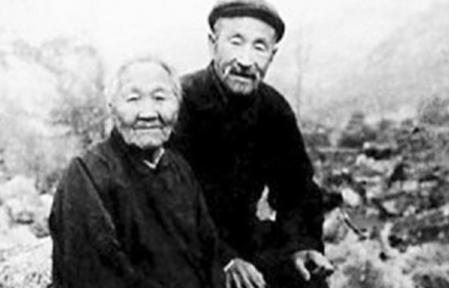 1956年，山东沂水桃棵子村，这天来了一位卖酒的汉子，行迹有点奇怪，有来买酒的他