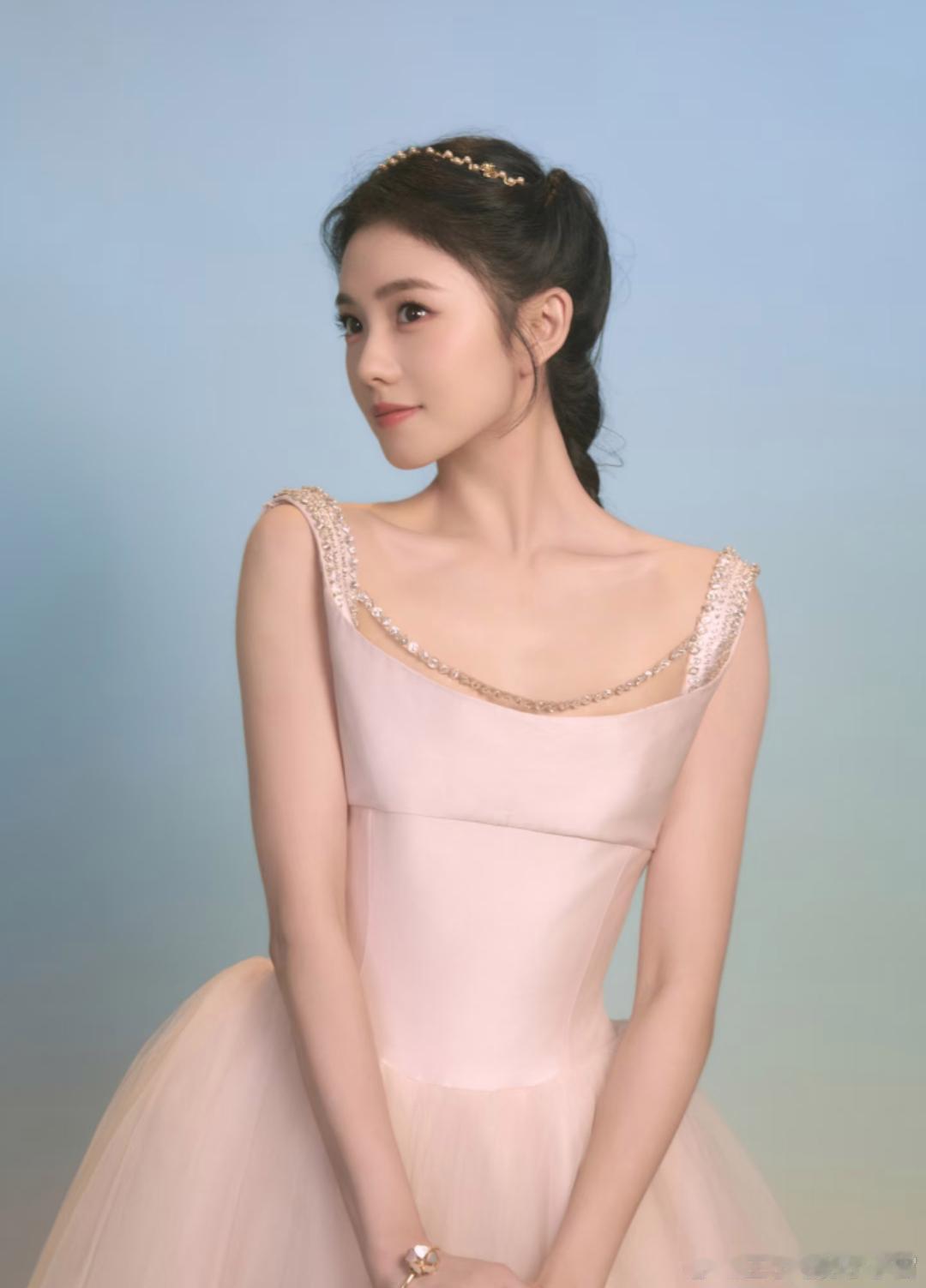 1.刘浩存、鞠婧祎都属于心思通透的女艺人，把演戏纯粹当作一份职业。在圈内不会深