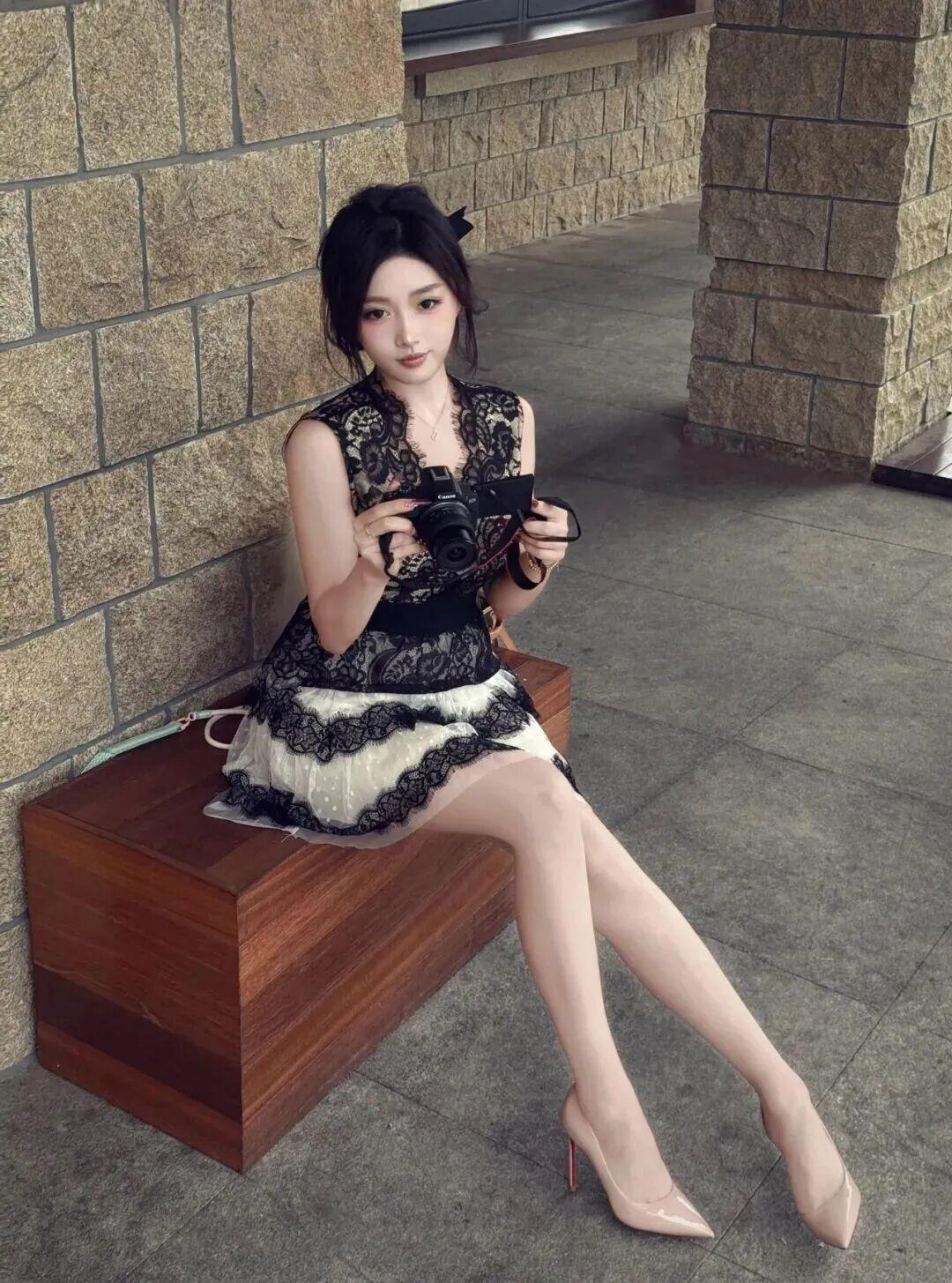 优雅黑裙，相机相伴，都市女孩的时尚日常。穿搭美女高清美女高雅气质美女