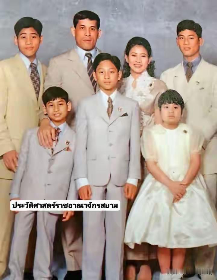 看看玛哈国王当年和小三一家六口的相片，怎能相信他现在是个悲伤的父亲。在帕查拉公