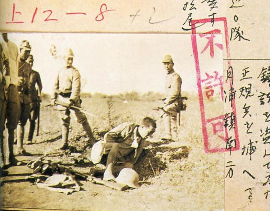 痛苦的瞬间！1937年淞沪战场，一群日军正在残忍地处决一名国军战俘！隔着照片，都