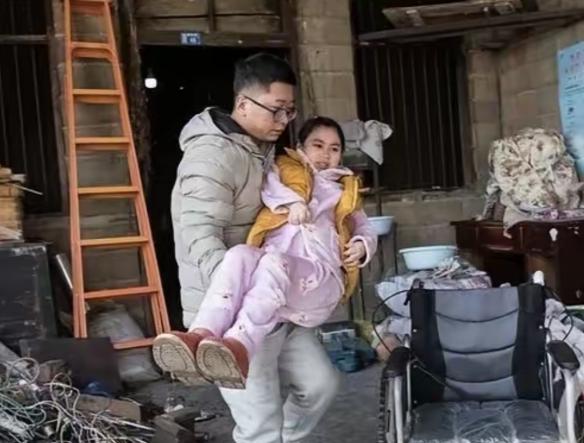 泪目！2019年，陕西一男子爱上了女网友，千里迢迢去表白，没想到，女孩是双腿残疾