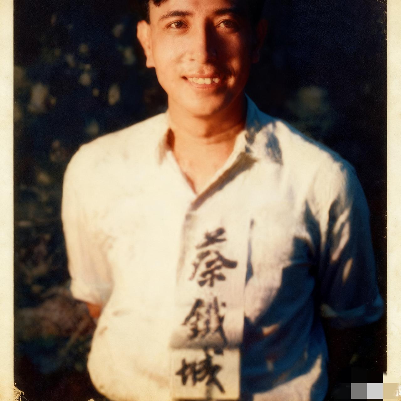 这是50年代，蔡铁城烈士就义前，一张罕见的留影，镜头中的他穿着白衬衫，看起来文质