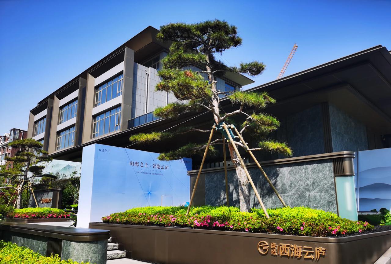 西海岸长江东路的西海云庐，是绿城云庐系产品落地青岛的关键项目，今天样板区盛大开放