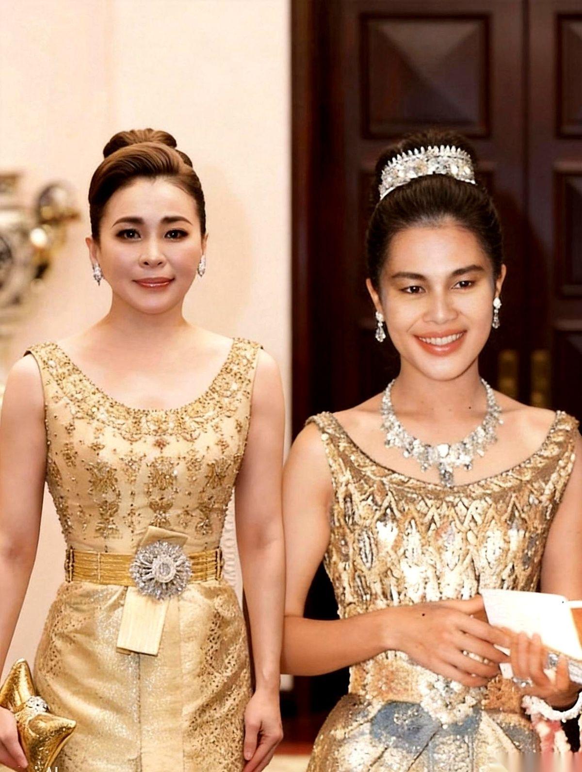 诗丽吉太后和苏提达王后这对婆媳，穿上了同款的正统都喜王室礼服。同样的布料打扮，