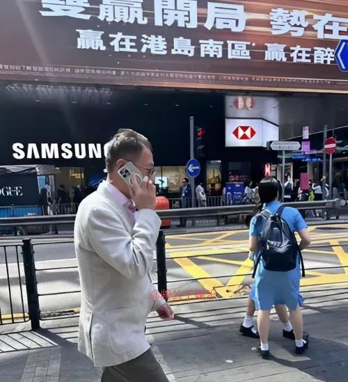 香港知名人士许晋亨近日在香港被拍到。从公开的照片来看，他穿着西装出行。许晋亨的头