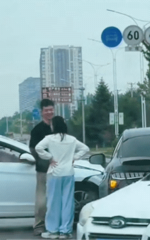 女：哥！分心了，看了你一下。对不起！男：没事儿！没事儿。我也是看了你一下。女