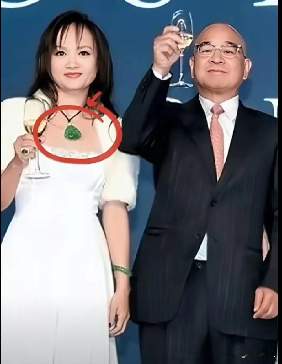 开千亿金店的老板娘，为什么从不戴黄金？周大福老板娘的排面，真的和普通人想的