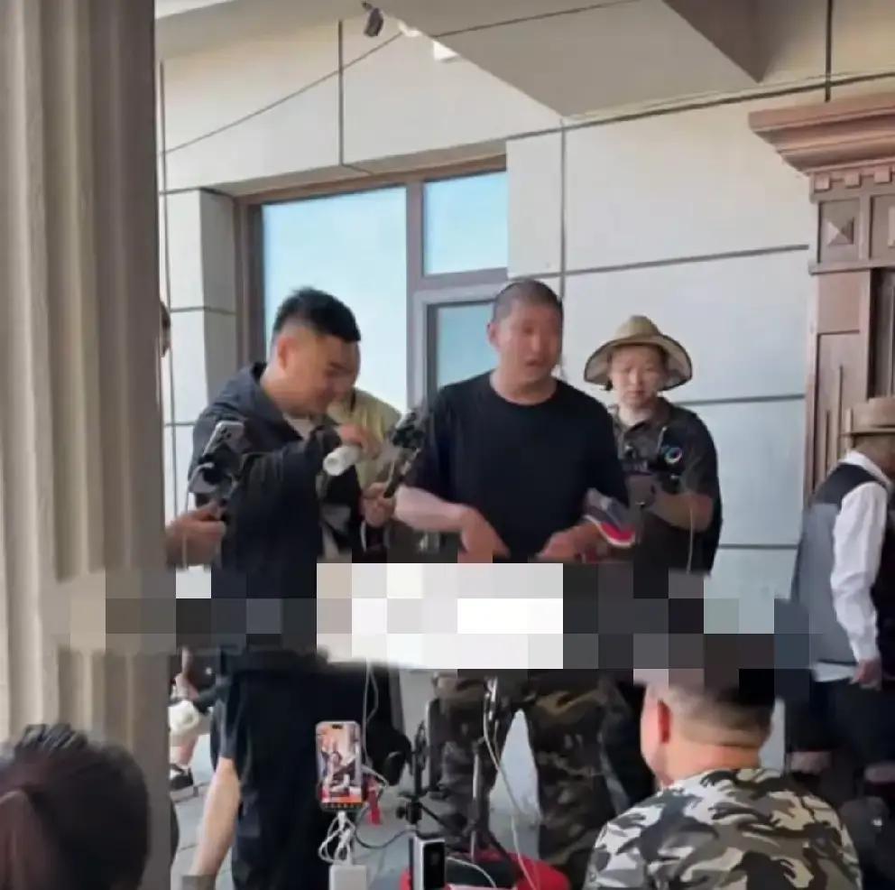 把御用律师请到院子里开堂会审，硬生生把KTV包间里的风流债办成了普法讲座，这场面