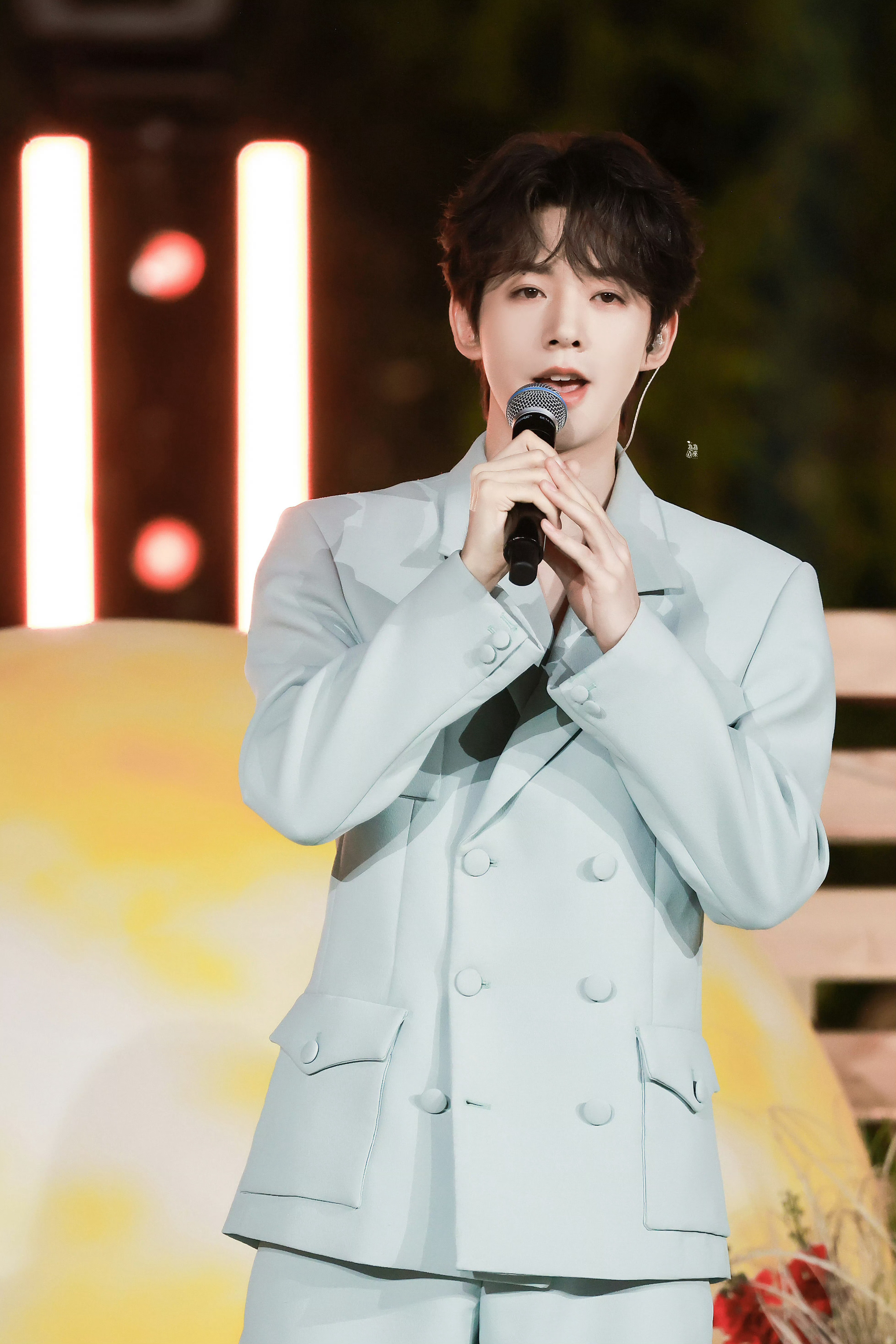 邓为第一次登台演唱就表现这么出色！声音辨识度很高，很温柔很好听！[鼓掌][鼓掌]