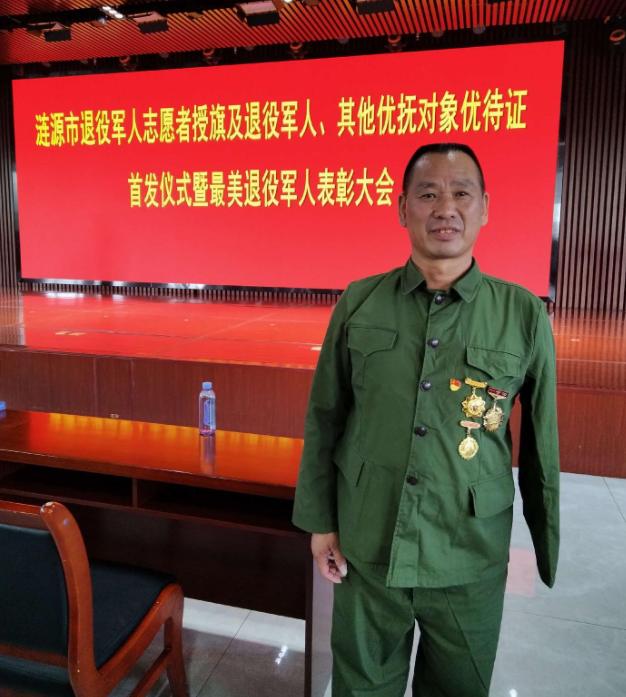 1999年正月初七，年味还没散尽，村东头突然传来一声嘶吼。肖某把12筒炸药绑在腰