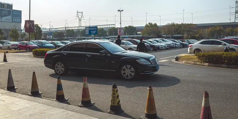 小米挖孔机盖案再开庭，车主感觉“对我们很侮辱”此次开庭，现场氛围紧张。车主们聚在