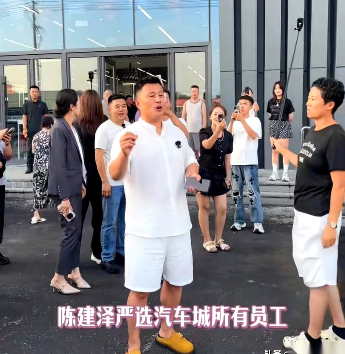 最近网上的一段视频挺热闹，“东北卖车王”陈建泽的场子里，几百号销售没去卖车，全在