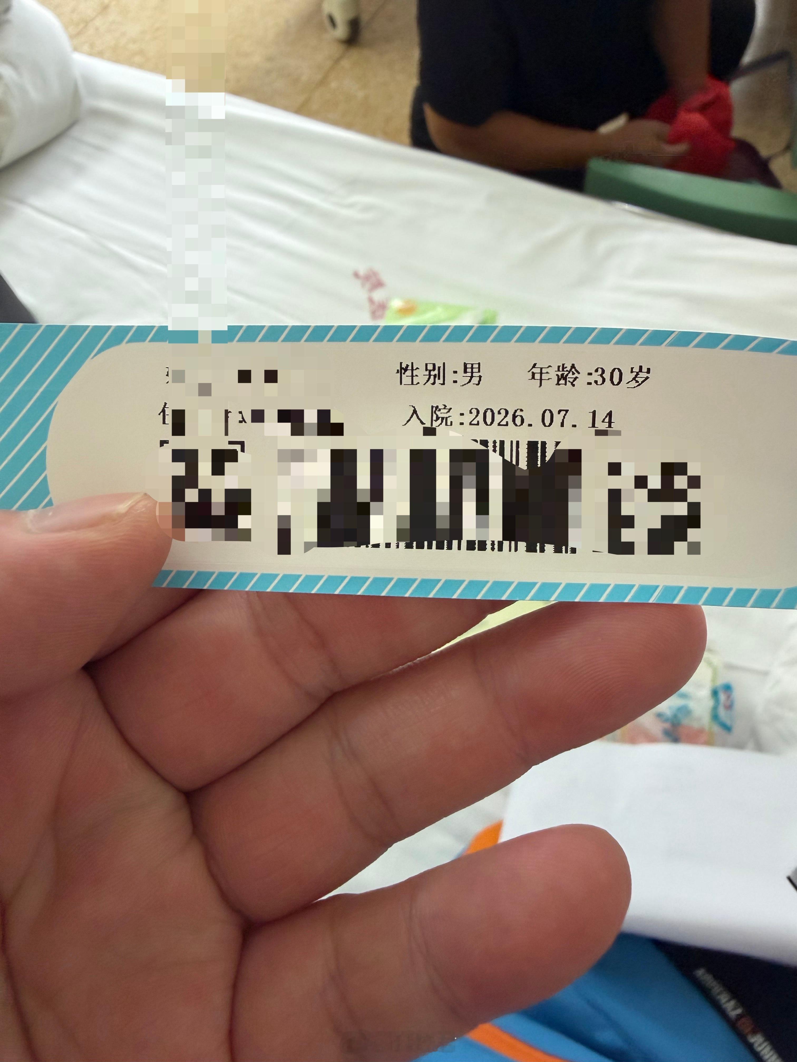 第一次住院：二级医院左侧颈部淋巴结肿大，切除送活检，长3.5公分x宽3.5公分x