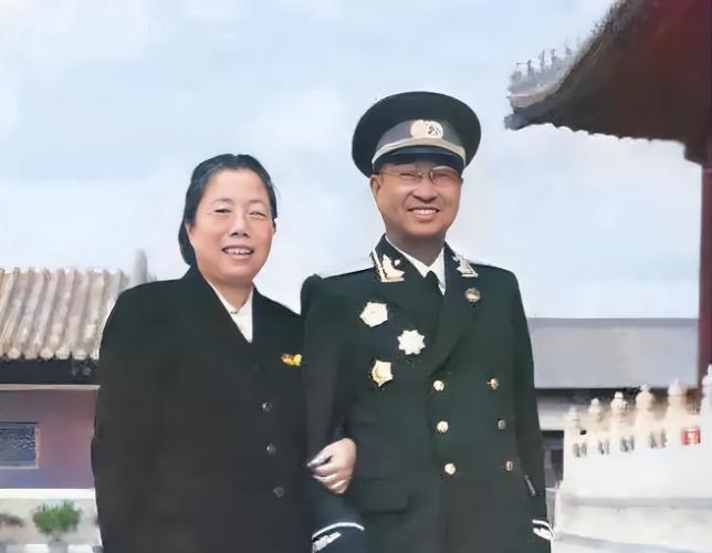 1955年9月27日，陈赓刚从紫光阁授衔仪式上走出来，没回家，也没去军队，只带着