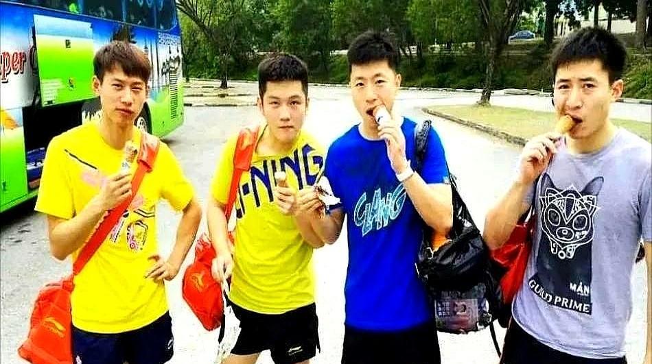 记者问樊振东：“你拿了这么多奖金，准备怎么花？”樊振东很老实：“都交给我爸妈，他