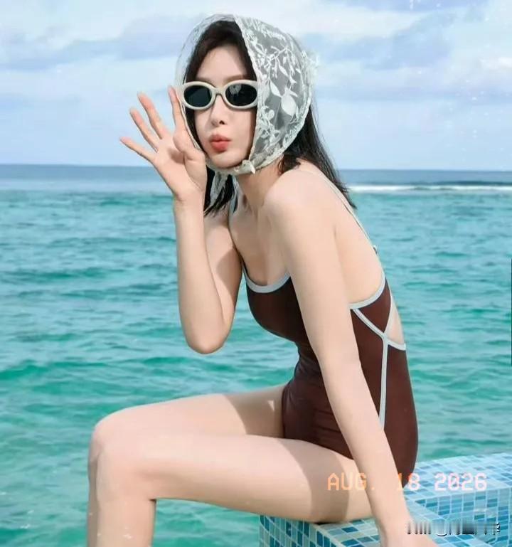 8月17日，47岁的秦岚引发关注，只因她分享自己在海边穿比基尼的游玩vlog，视