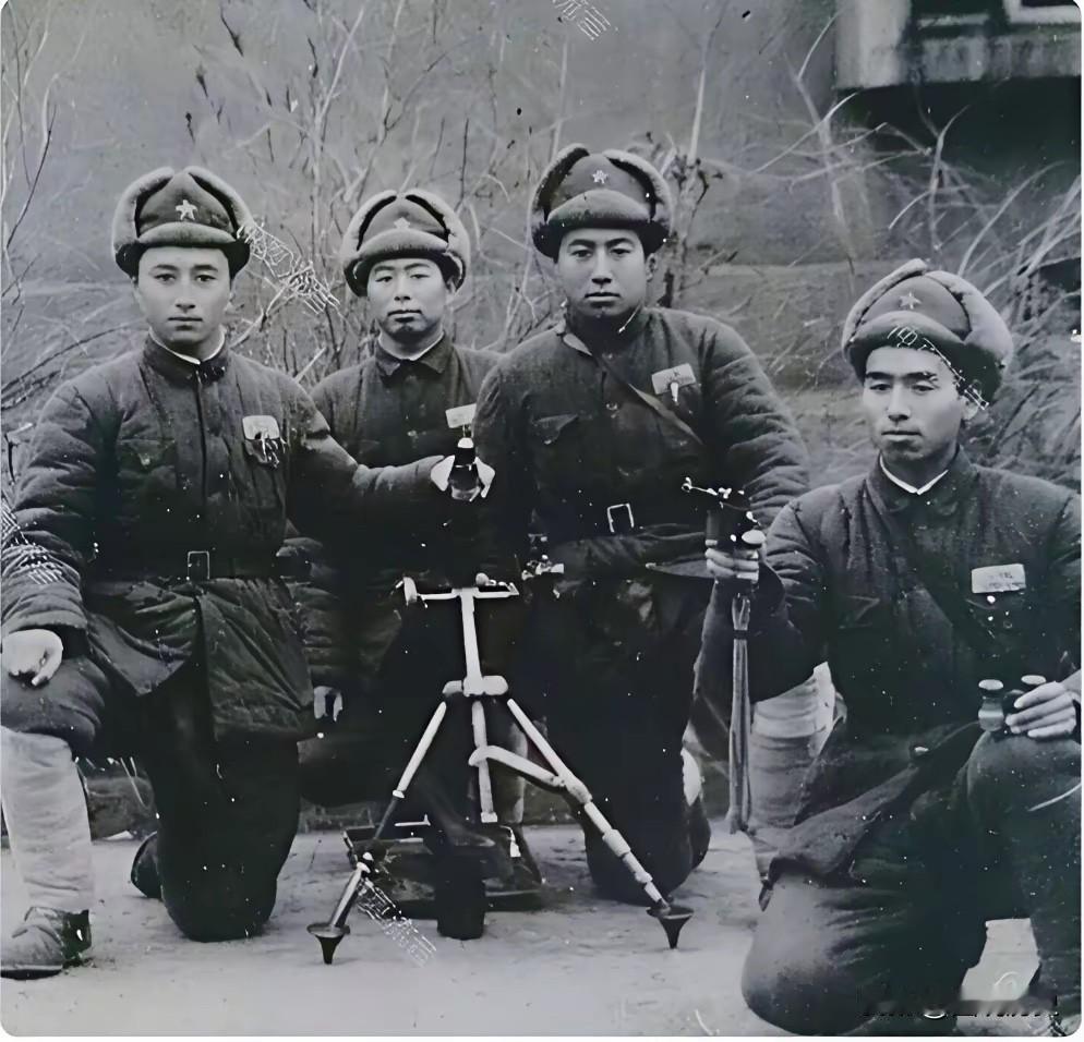 你知道“狗皮帽子”代表着什么么？这张老照片拍摄于辽沈战役结束之后，四位东北野