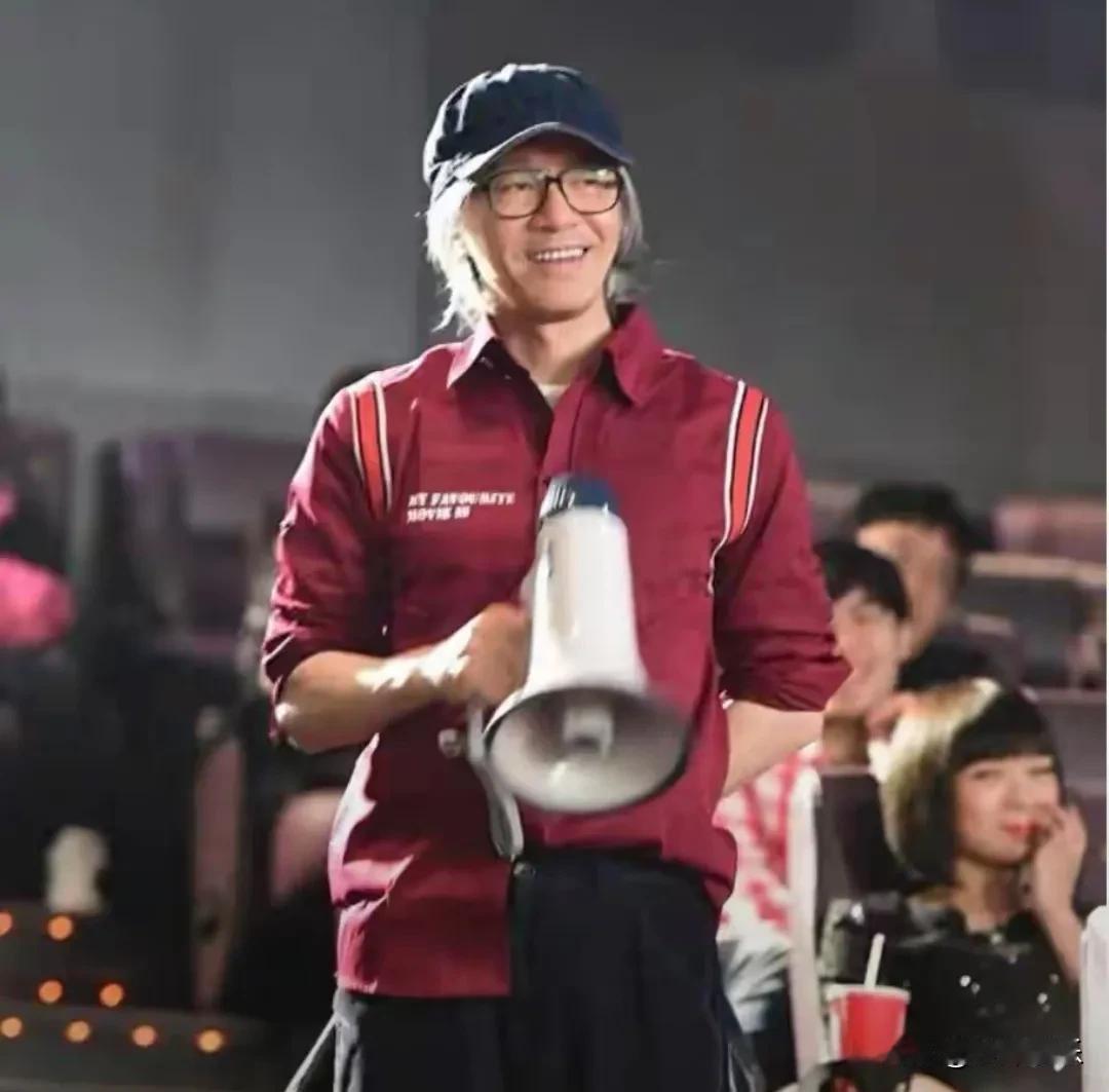64岁周星驰已抵达天津！叠帽运动装现身，为《功夫女足》拼了！7月10日，周星