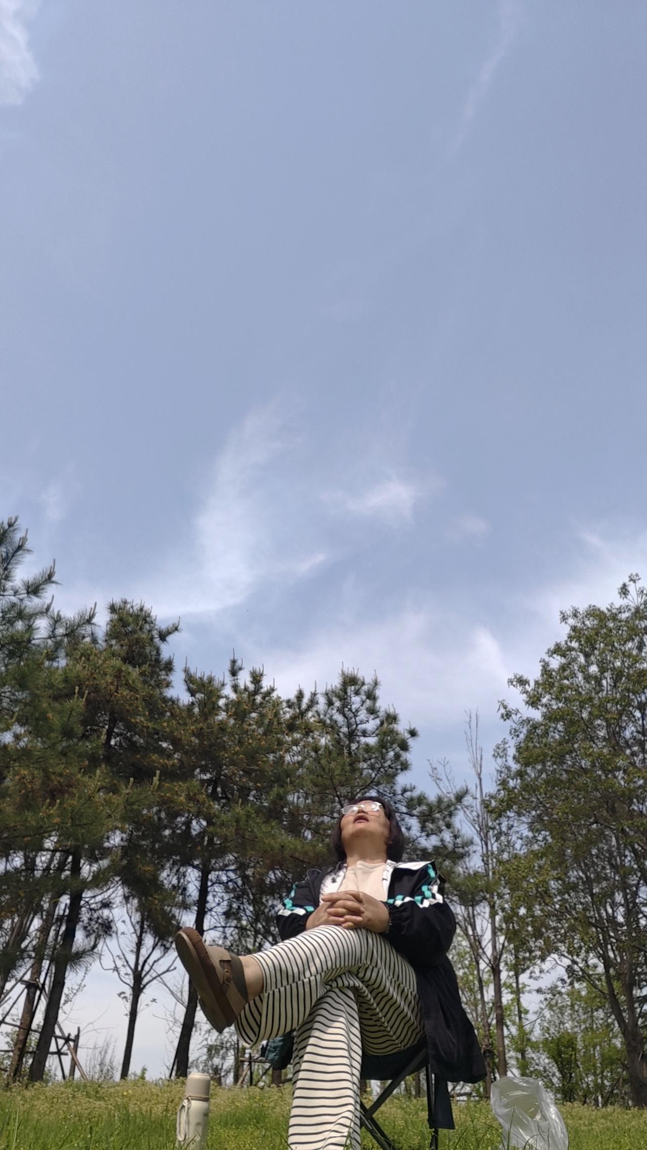 我现在是真的懂了，年纪越大，生活越不是演给别人看的大戏。真正的生活，都是一