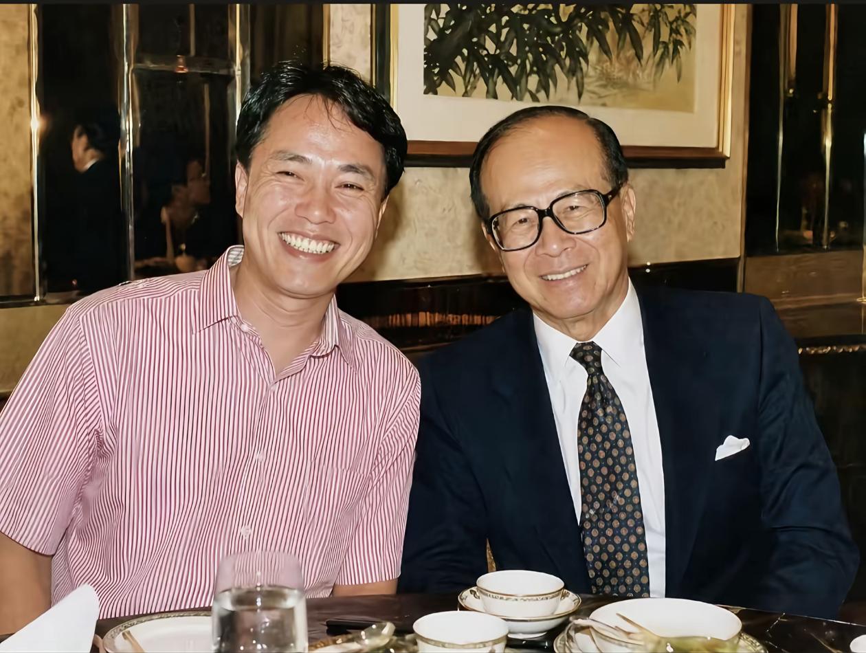 李嘉诚旁边这个男的就是张子强，曾经敲诈李嘉诚10亿港币的男人。李嘉诚当时还劝张子
