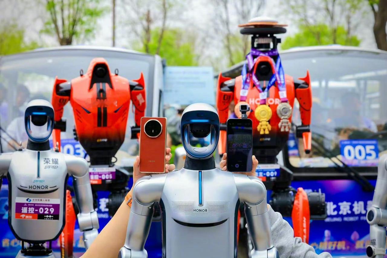 荣耀机器人、荣耀手表6Plus、荣耀RobotPhone这套组合看着就很高科