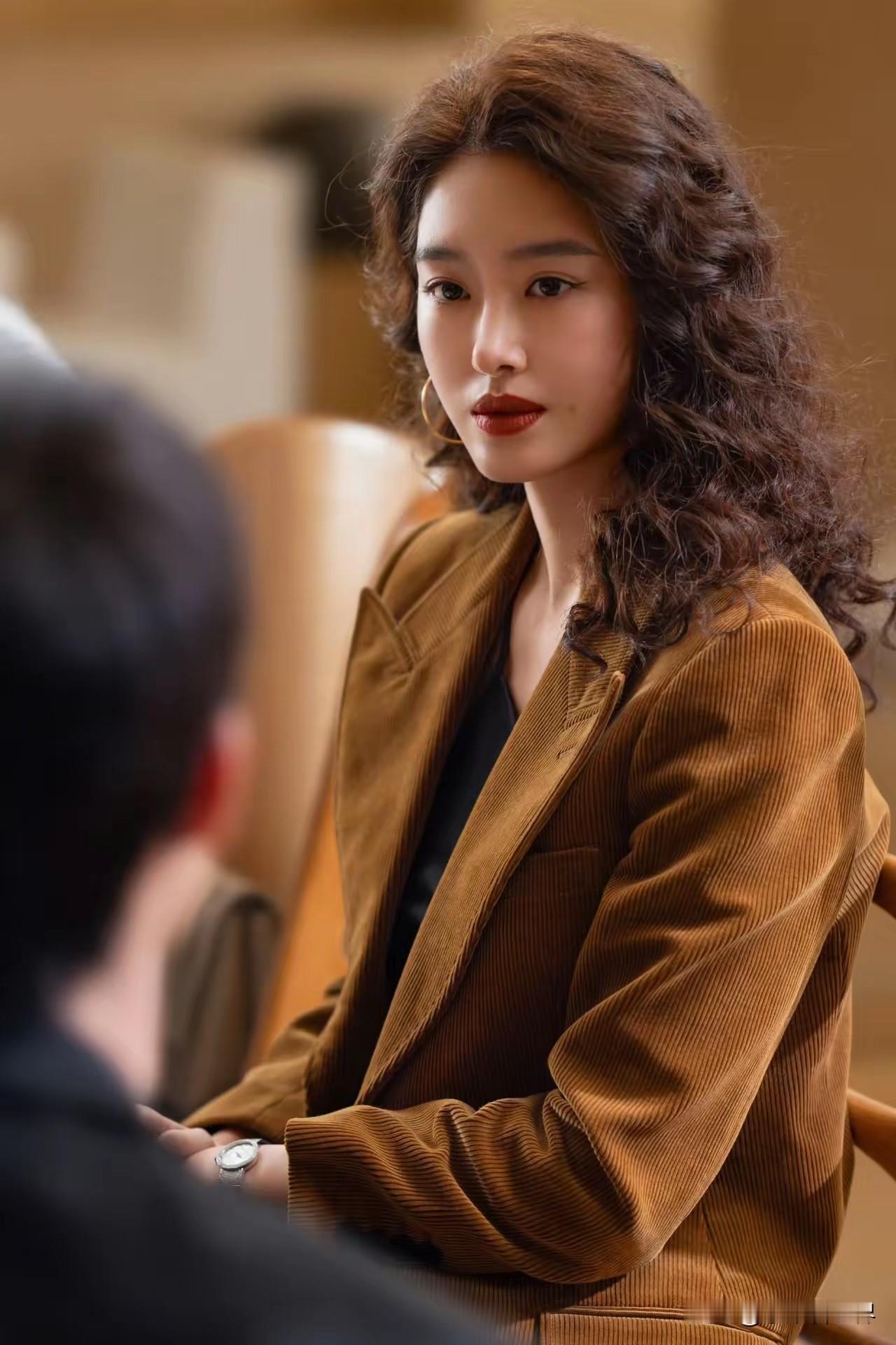 杨采钰这样的女人，先找老头捞钱傍身，再找小鲜肉过生活，23岁的时候，跟大自