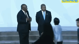 南非总统太有梗了，性情中人！看得出来，是故意的！高市早苗当着全世界领导人的面