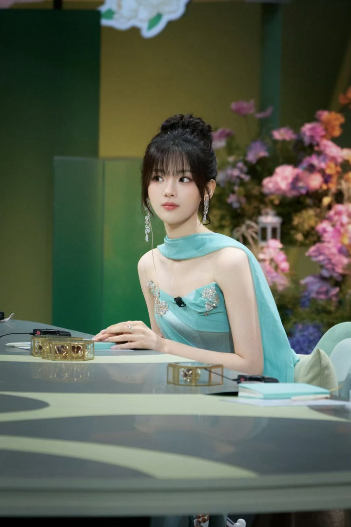 杨超越这一套好显白，不愧是选秀出道，这张脸真没法喷​​​