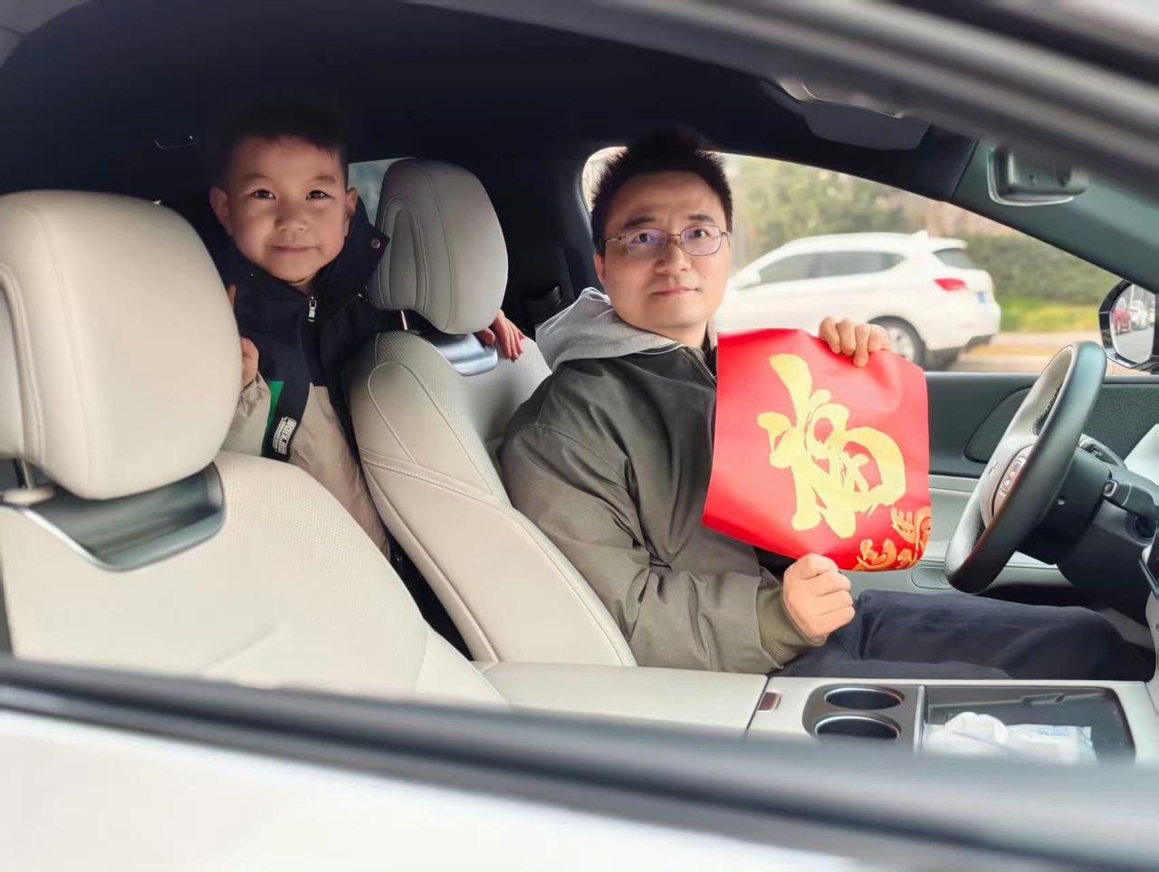 小鹏G6是我日常开的最多的一辆车，最近也在持续的体验小鹏最新的智驾系统，既感触智