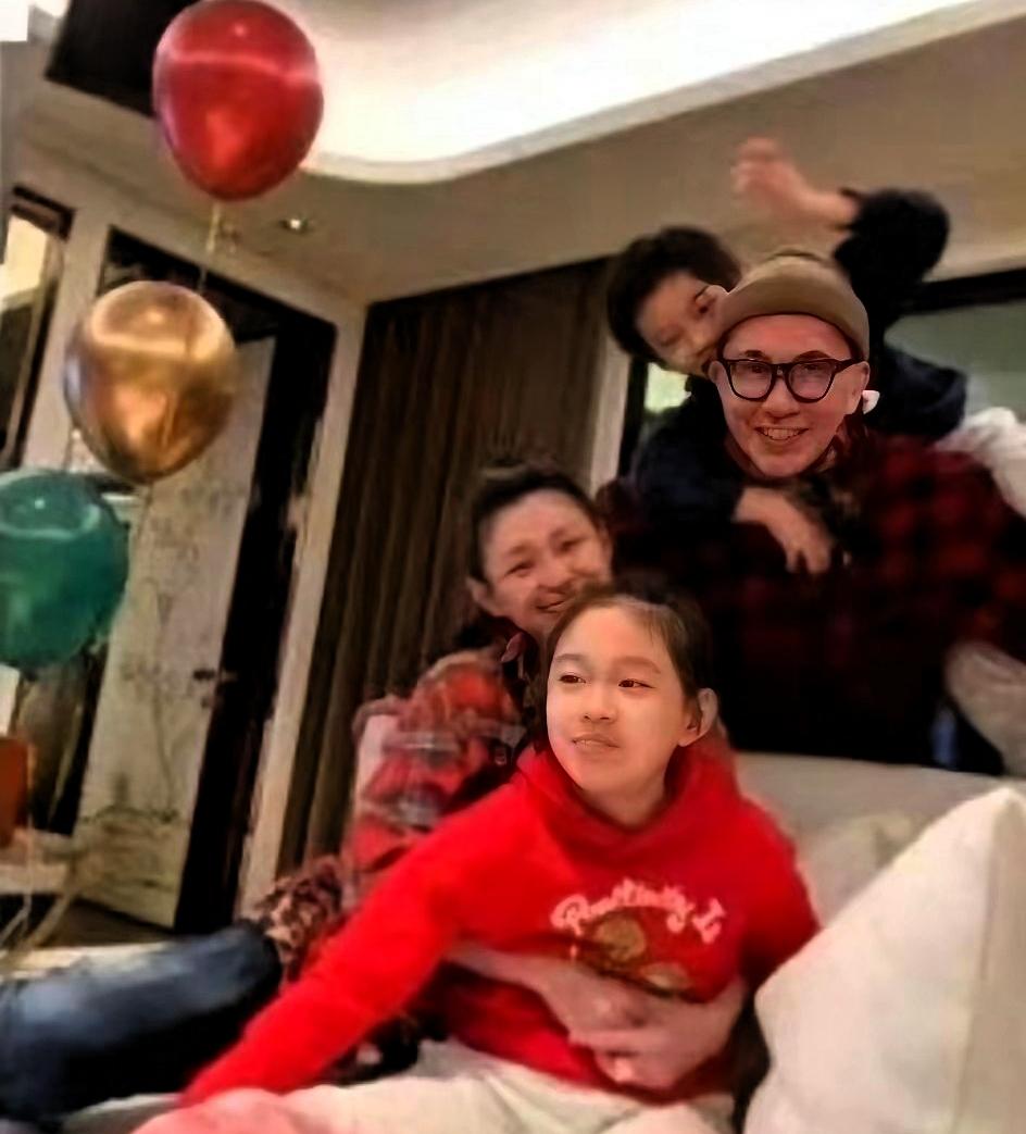 一张除夕夜家庭照引发的风波：明星夫妻离婚后的恩怨与子女监护权争议大S去年除夕在