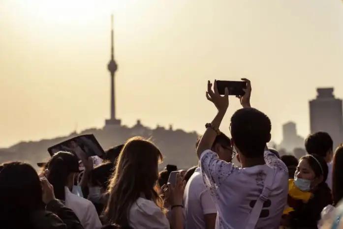 五一即将到来，社会上提前出现三个反常现象，风向彻底变了！第一个，反向旅游火了。今