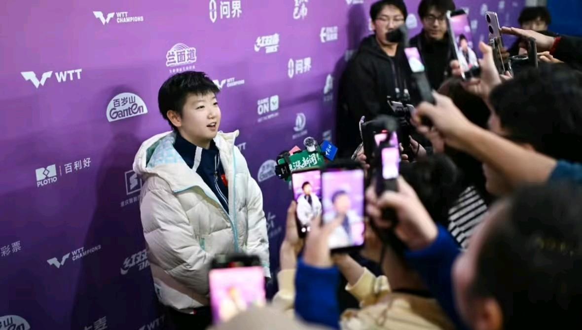 孙颖莎在吃的这方面她从不做选择4记者问她吃火锅是选清汤还是辣锅，她说我都选，