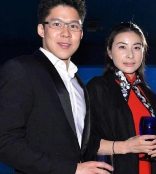 2000年，霍启刚第一次带女友回家。朱玲玲只看了一眼，便说：“你们不合适，分了吧