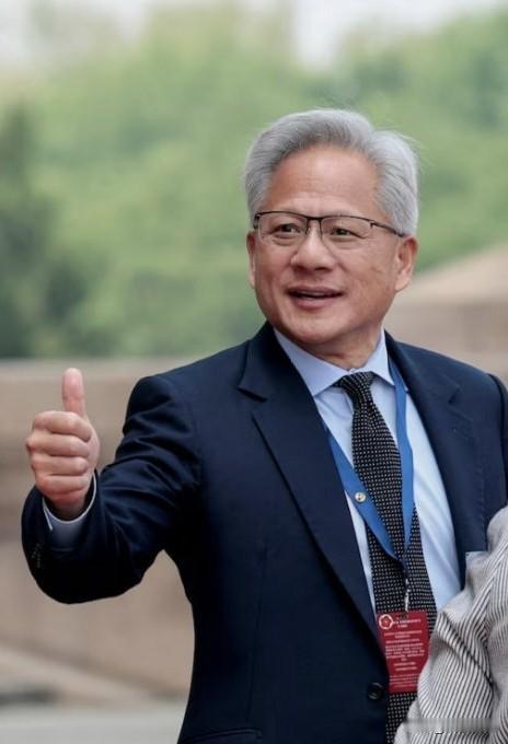 太会吃了！黄仁勋疯狂打卡老北京美食，看完感觉我们都不会吃了最近，世界第一市值