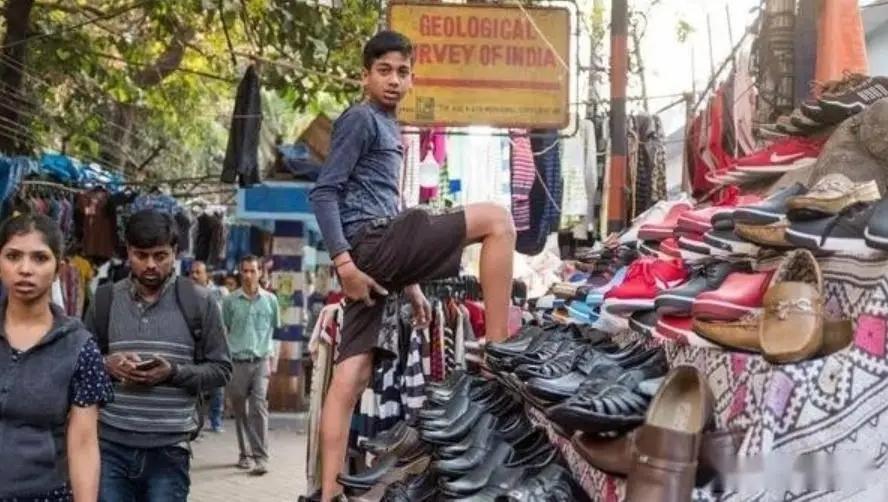 印度商人在义乌订了两千双鞋，付完定金后提出货到印度再付尾款。结果义乌商家直接发了