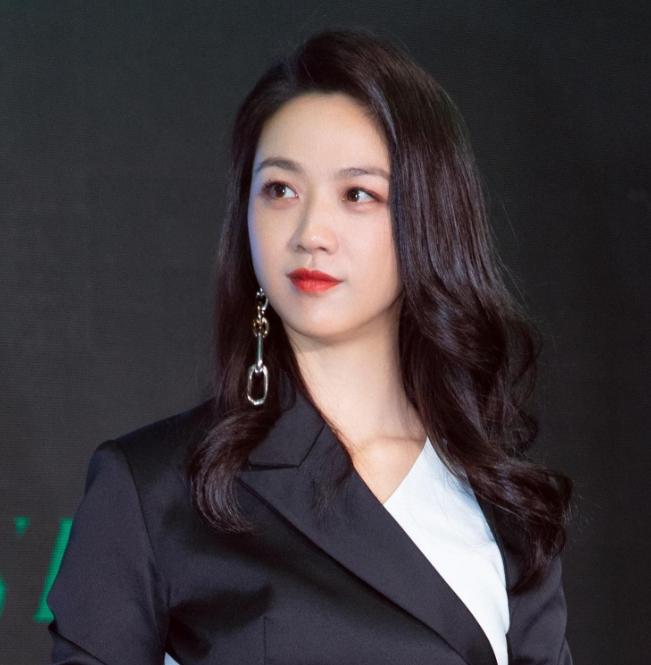 🌞主持人问汤唯:“你跟韩国的老公是说中文，还是韩文？”汤唯说:“结婚十年跟