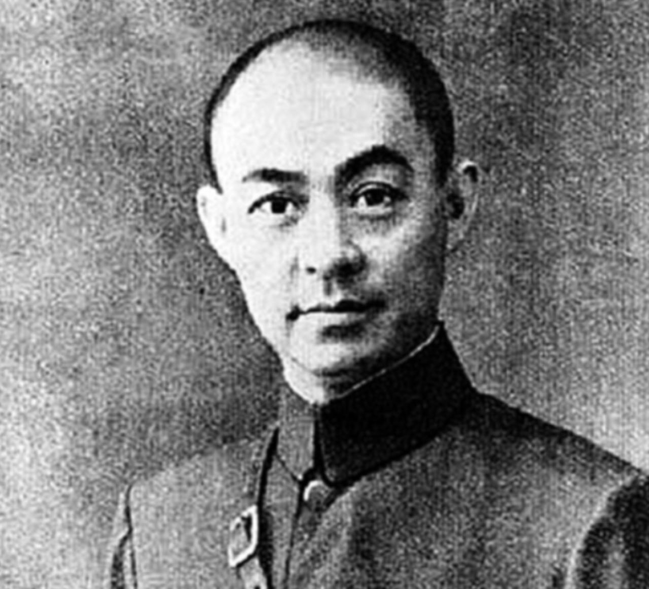 1933年，一士兵打仗扛个大箱子，一路上不撒手，张自忠好奇问到：“你扛得什么？”