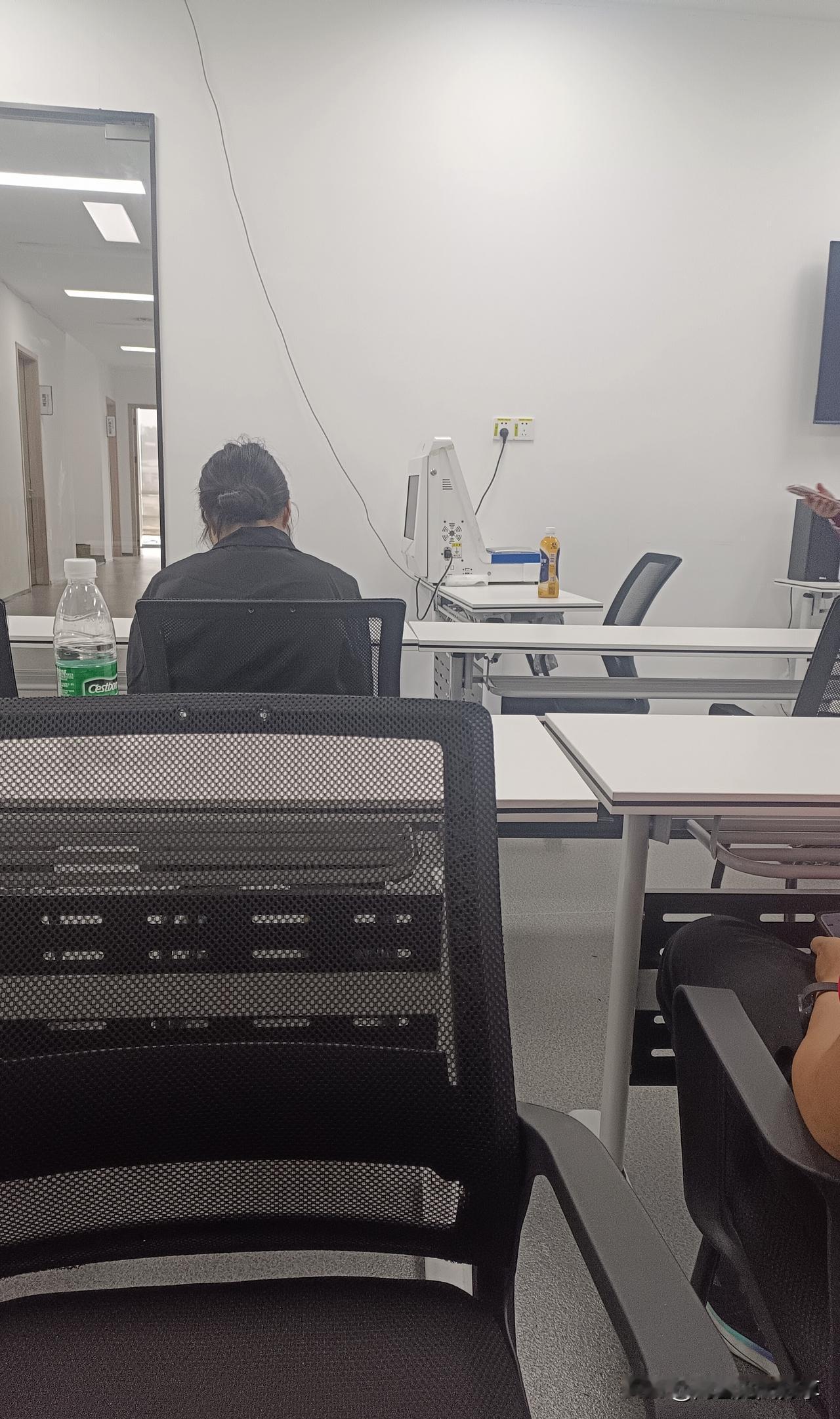 目前工厂的用工量大但是求职者不多，很多人去面试，听完工作介绍后就放弃了。前几天黄