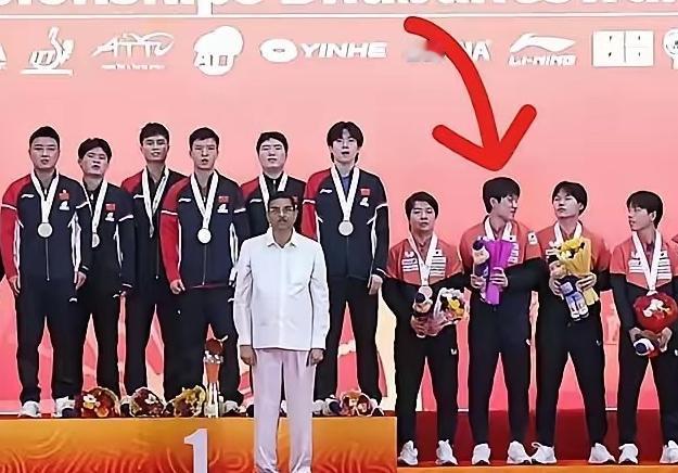 大家有没有注意到张本智和在2025年印度亚锦赛男团颁奖仪式上上的表现,在升国旗、