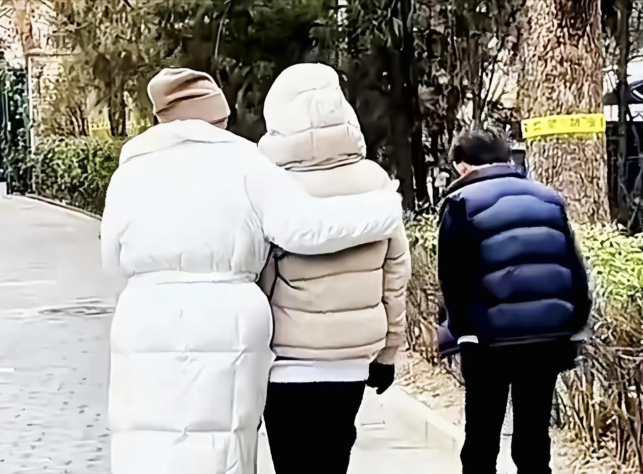 张兰不但是好母亲也绝对是好奶奶，小玥儿和奶奶打电话“好想你”小玥儿和奶奶张兰打