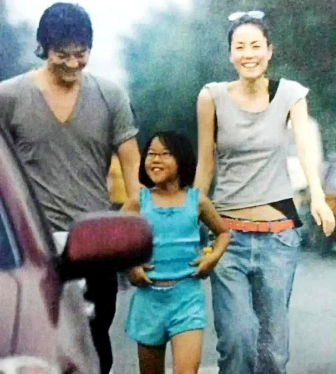 窦靖童真来了！就一句“我来陪我爸上班”。李亚鹏那会儿直播卖茶叶，在线就几千人