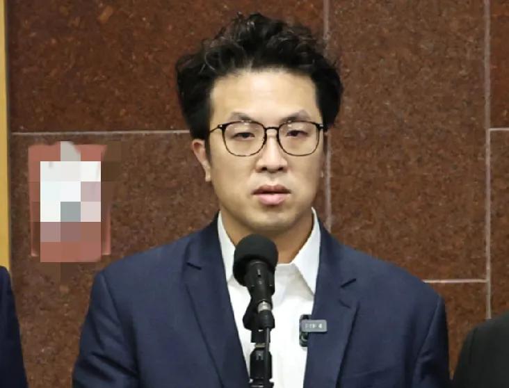 丑闻曝光后，沈伯洋终于做出道歉，吴思瑶却试图转移焦点！日前沈伯洋被爆出丑闻。台