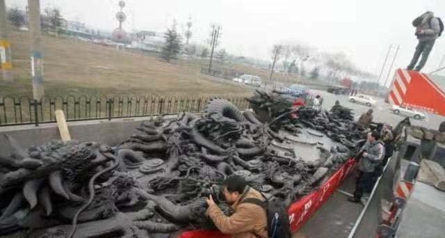 1991年，河北一老农上山砍柴，由于又热又累，便找到一块大石头坐下休息，不料刚坐