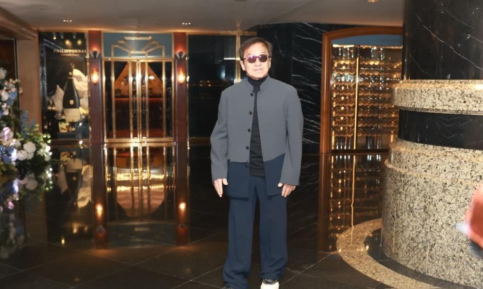 成龙压线冲进君悦酒店那刻，追思会快散了——可偏偏是他，让全场最戳心。林青霞戴墨镜