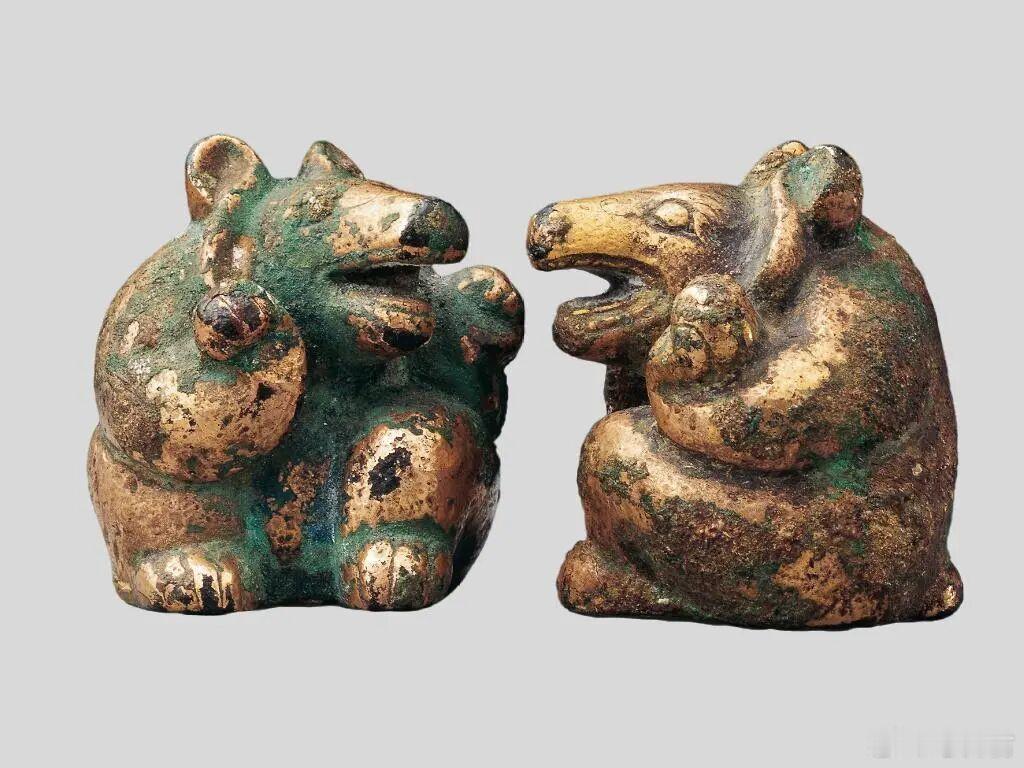 考古文物“熊大熊二”席镇汉朝人连压席子都压出了艺术感——鎏金熊形青铜镇，憨态可