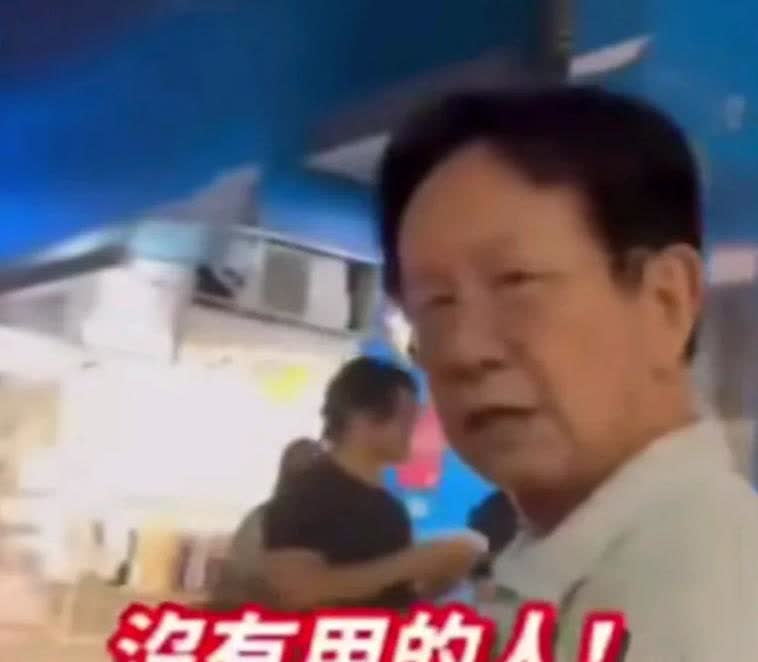 台湾街头，一名退休老人在街头遇到台独分子发传单，台独分子高喊：“台湾No1”老人
