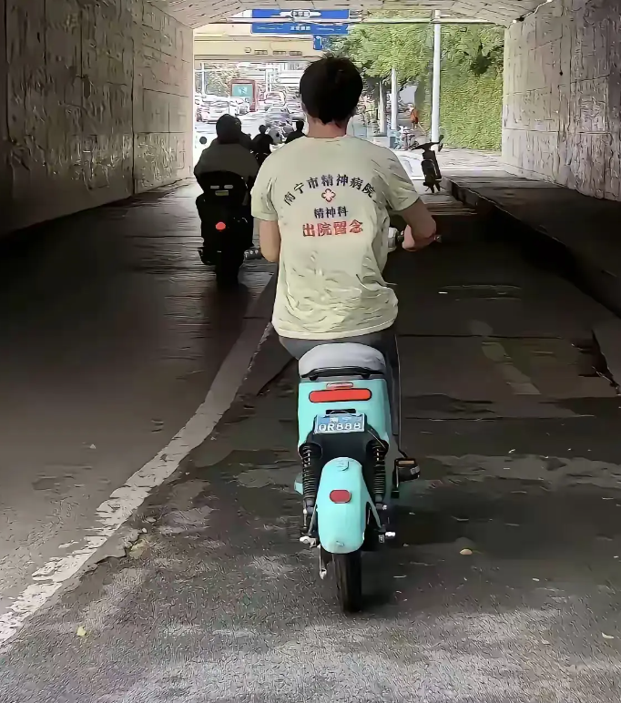 估计交警不敢拦吧，绕着走