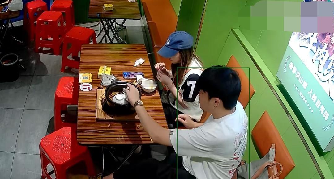 重庆，一对情侣在餐厅用餐结束准备离开。男子举止十分没素质，故意将桌上餐具、饮料瓶